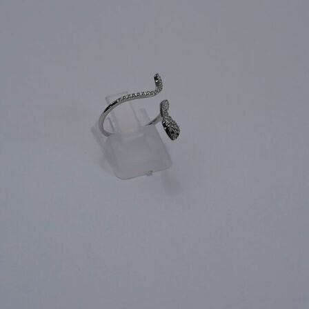 Slangering af 14 kt. hvidguld prydet med talrige brillantslebne diamanter, samlet ca. 0.41 ct