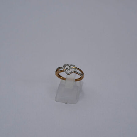 Brillantring af 9 kt. guld med front udformet som et hjerte prydet med mindre brillantslebne diamanter på ialt ca. 0.21 ct.