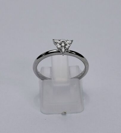 Brillantring af 9 kt. hvidguld prydet med diamanter