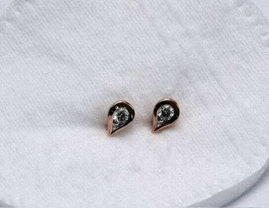 Par brillantørestikker af 9 kt. rosaguld