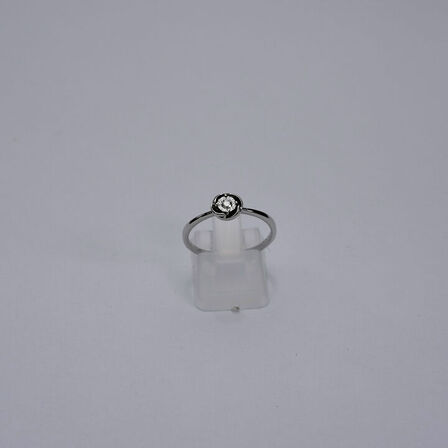 Diamantring af 9 kt. hvidguld prydet med en brillantsleben diamant på ca. 0.05 ct.