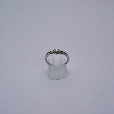 Brillantring af 9 kt.hvidguld prydet med en brillant på 0.05 ct