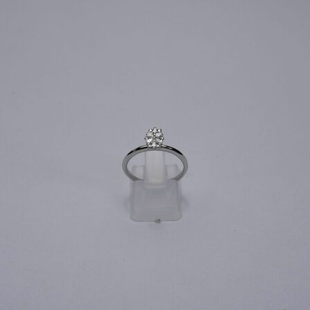 Brillantring af 9 kt. hvidguld prydet med diamanter