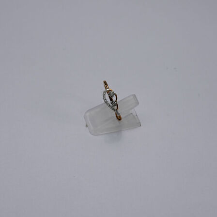 Diamantring af 9 kt. guld prydet med brillantslebne diamanter