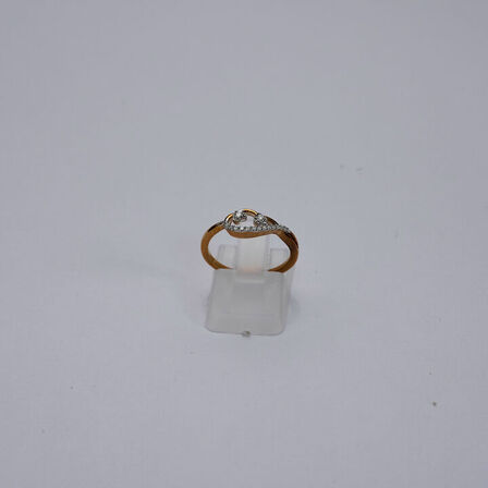 Diamantring af 9 kt. guld prydet med brillantslebne diamanter