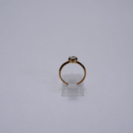 Diamantring af 9 kt. guld prydet med en brillantsleben diamant