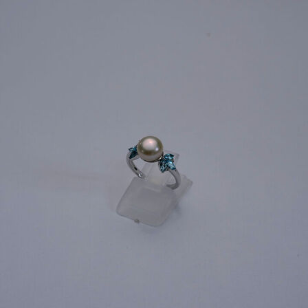 Ring af 9 kt. hvidguld med topaz,