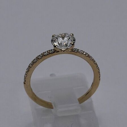 Ring af 14 kt guld, med brillantslebene laboratorieskabte diamanter