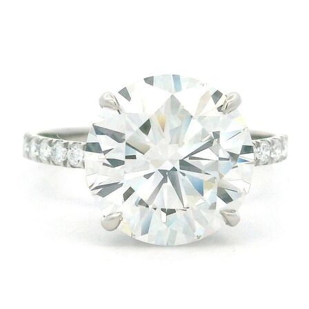 5,28 ct Platinring med stor laboratorieskabt diamant. IGI.