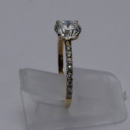 Ring af 14 kt guld, med brillantslebene laboratorieskabte diamanter