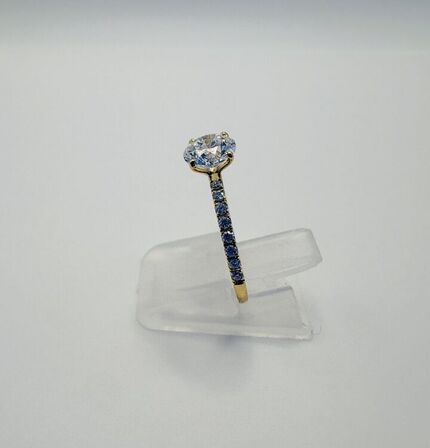 Ring af 14 kt guld, med brillantslebene laboratorieskabte diamanter