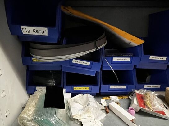 Stålskab med indhold