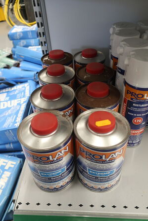 Hylde med div. Plejemidler PRO LAN m.fl.