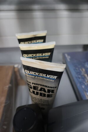 2 stk. hylder med div. Varelager