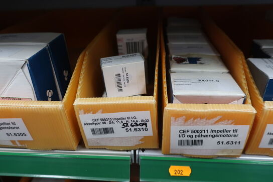 2 stk. hylder med div. varelager