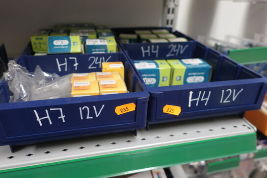 Hylde med div. LED-lamper