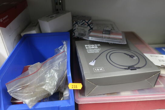 Hylde med div. LED-lamper