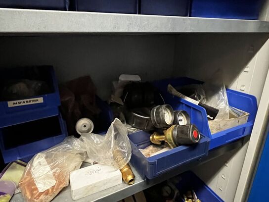 Stålskab med indhold