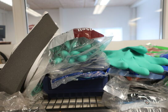 2 stk. hylder med div. Varelager