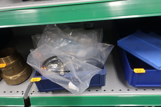 4 stk. hylder med div. varelager