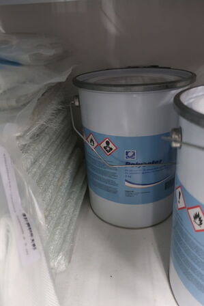 2 stk. hylder med div. Varelager