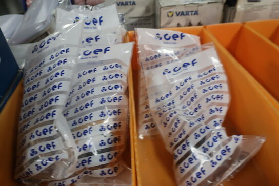 2 stk. hylder med div. varelager