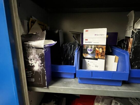 Stålskab med indhold