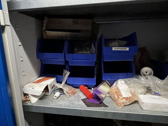 Stålskab med indhold