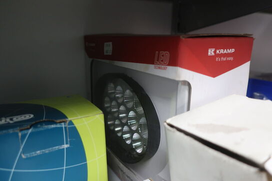 Hylde med div. LED-lamper