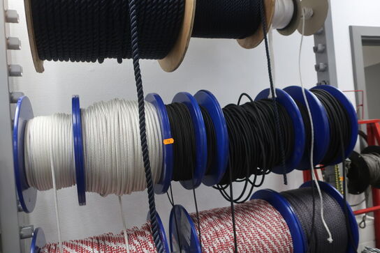 Stand med div. Tov, snor m.m.