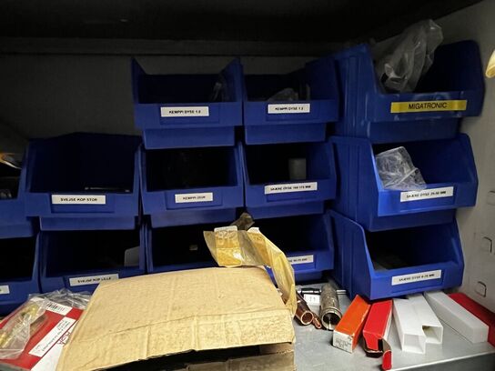 Stålskab med indhold