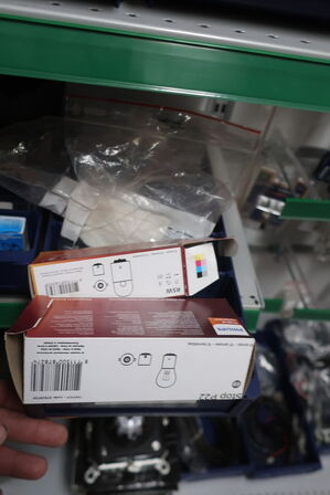 Hylde med div. LED-lamper