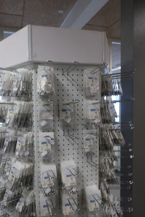 Stand med div. Bolte m.m.