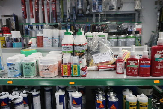 Hylde med div. Lim m.m.