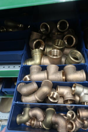 Hylde med div. Fittings