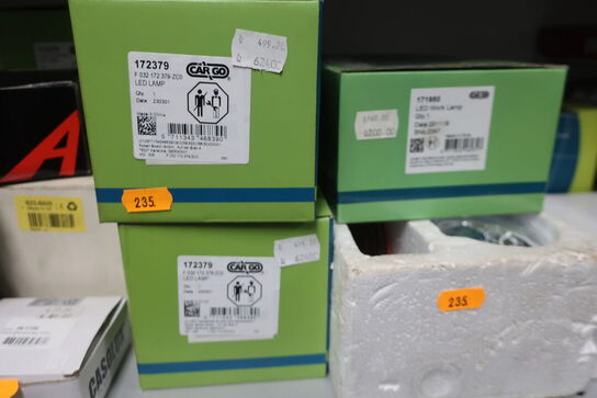 Hylde med div. LED-lamper