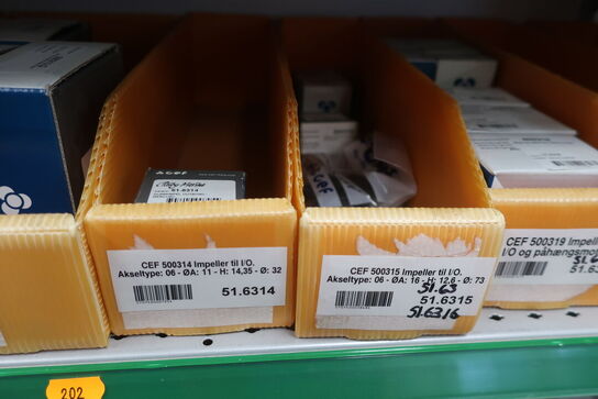 2 stk. hylder med div. varelager