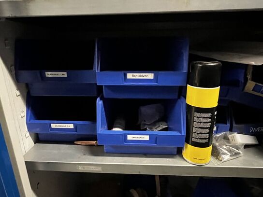 Stålskab med indhold