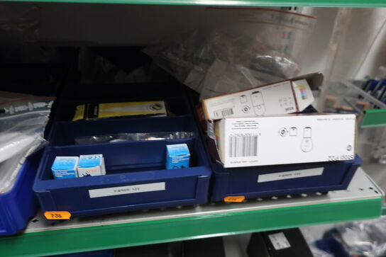 Hylde med div. LED-lamper