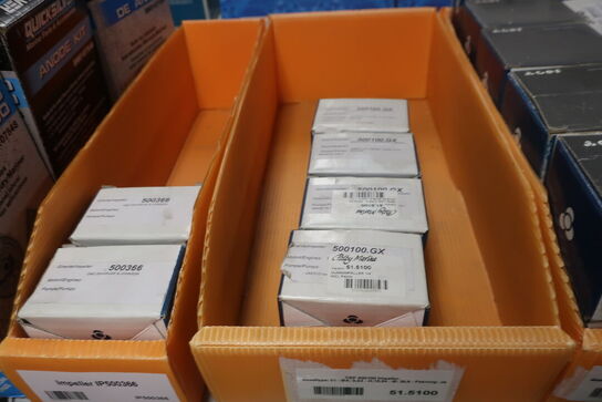 2 stk. hylder med div. varelager