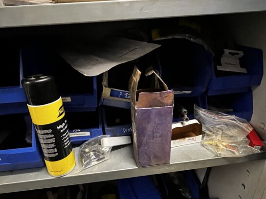 Stålskab med indhold