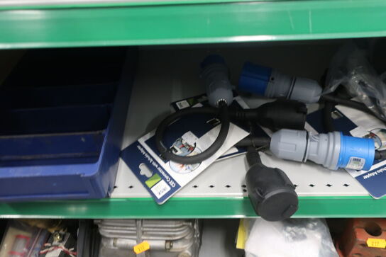 4 stk. hylder med div. varelager