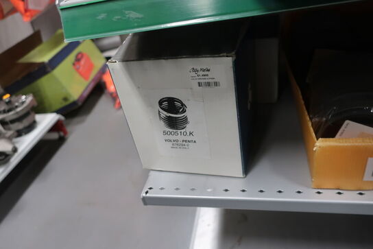 4 stk. hylder med div. varelager