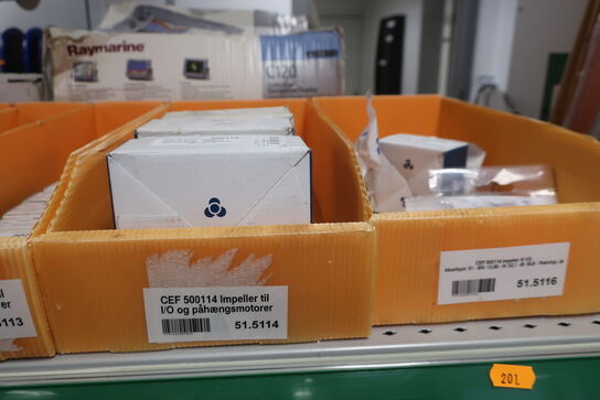 2 stk. hylder med div. varelager