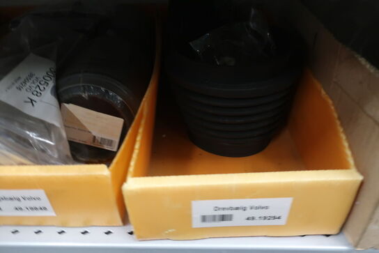 4 stk. hylder med div. varelager