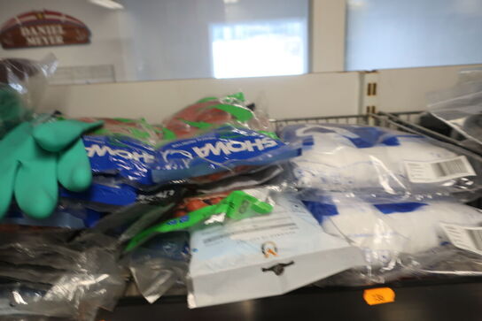 2 stk. hylder med div. Varelager