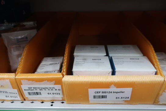 2 stk. hylder med div. varelager