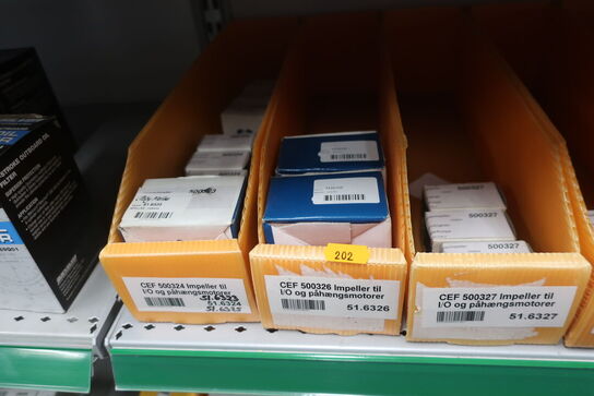 2 stk. hylder med div. varelager