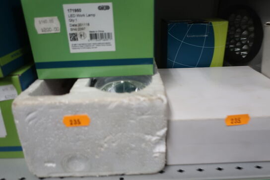 Hylde med div. LED-lamper