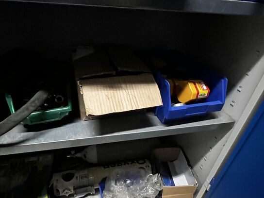 Stålskab med indhold